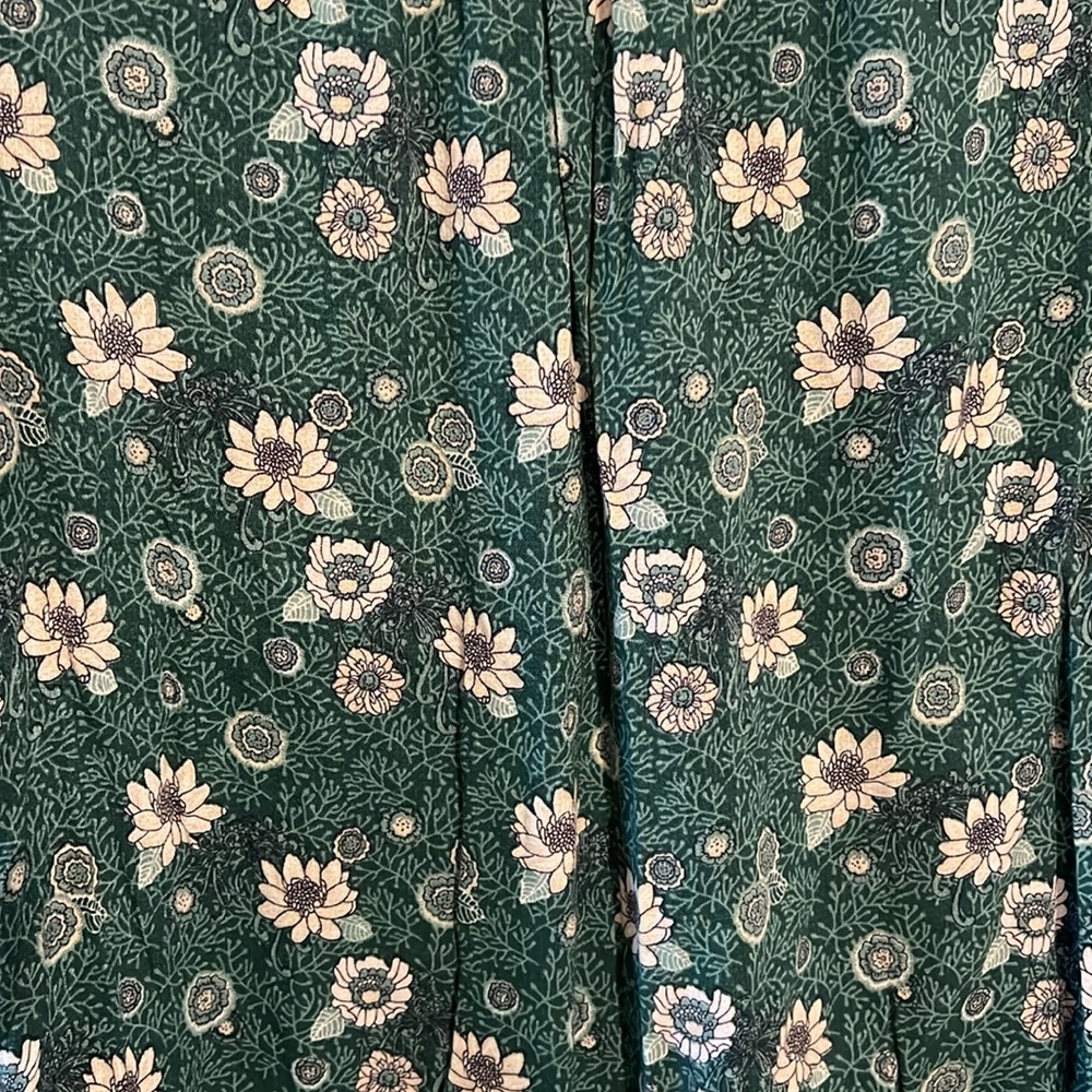 Dark green long sleeve flowered blouse. Size large. Lucky brand. 5 buttons. - Picture 3 of 5